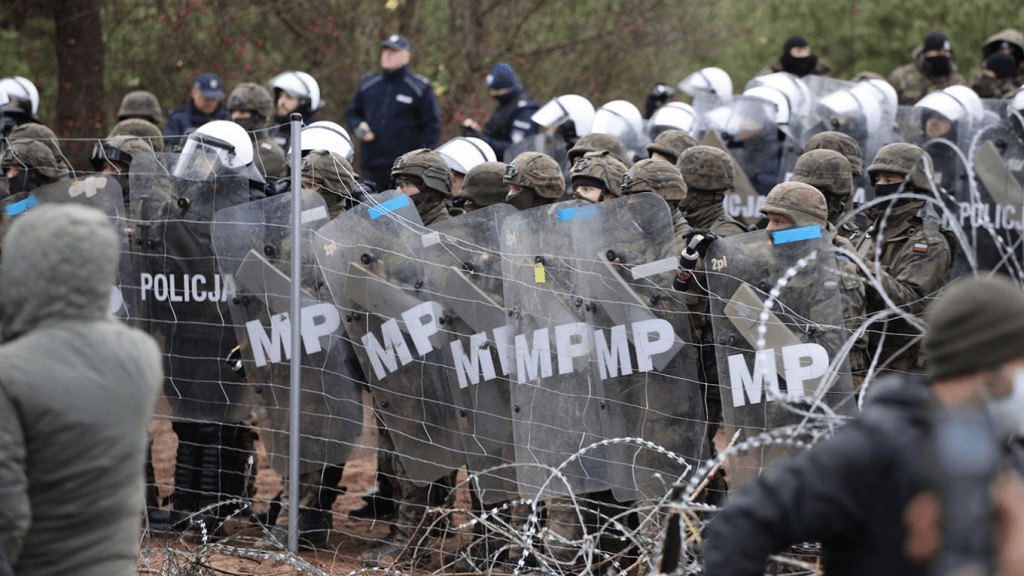 La policía y el ejército polacos conteniendo las oleadas de migrantes en la frontera (Leonid Shcheglov / BELTA / AFP)